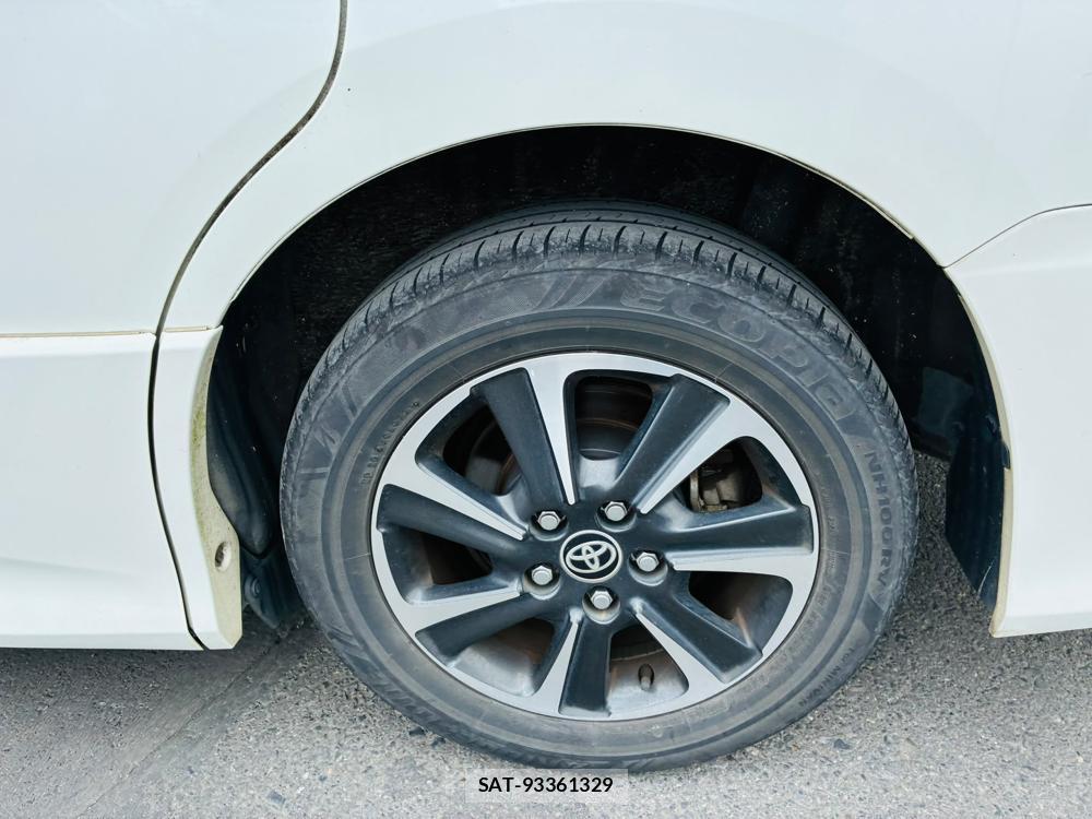 Toyota VOXY 2019-03 8298897-30
