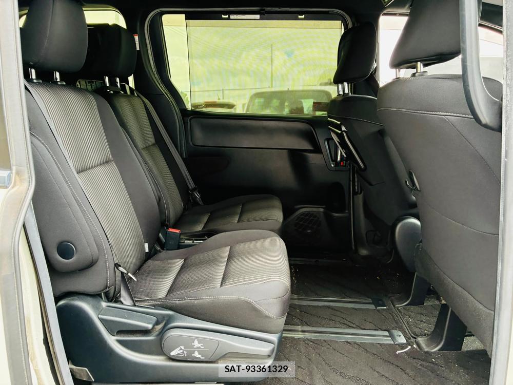 Toyota VOXY 2019-03 8298897-8