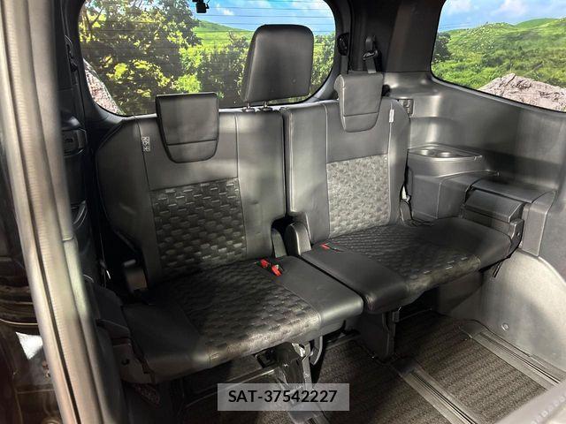 Toyota VOXY 2022-02 8338428-9