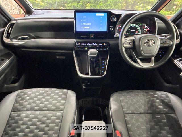 Toyota VOXY 2022-02 8338428-1