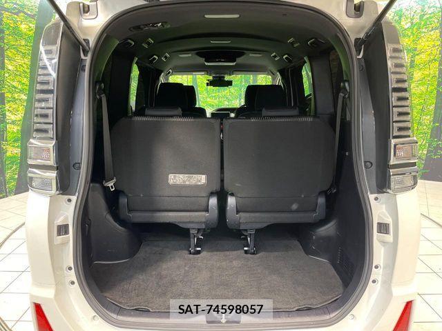 Toyota VOXY 2018-03 8338435-10