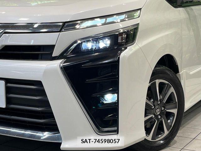 Toyota VOXY 2018-03 8338435-12
