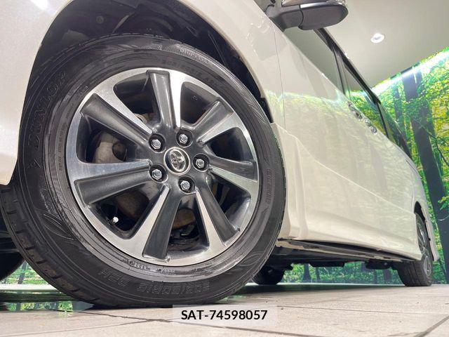 Toyota VOXY 2018-03 8338435-13