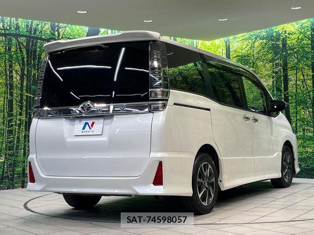 Toyota VOXY 2018-03 8338435-17
