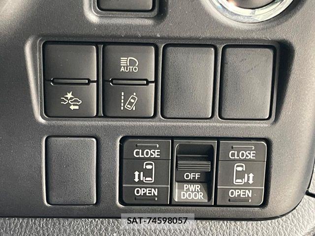 Toyota VOXY 2018-03 8338435-6