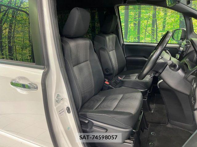 Toyota VOXY 2018-03 8338435-7