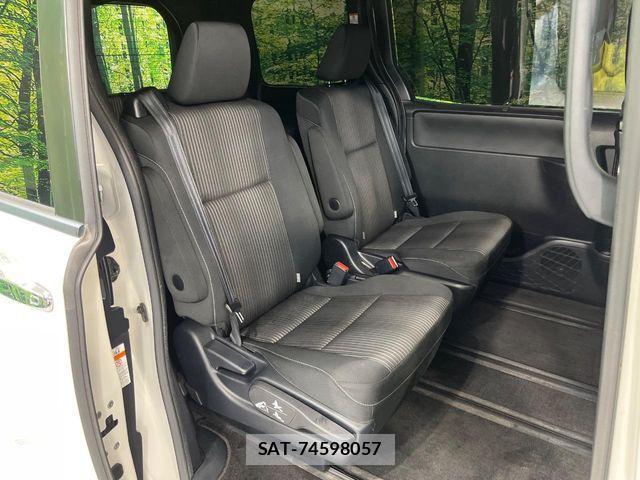 Toyota VOXY 2018-03 8338435-8