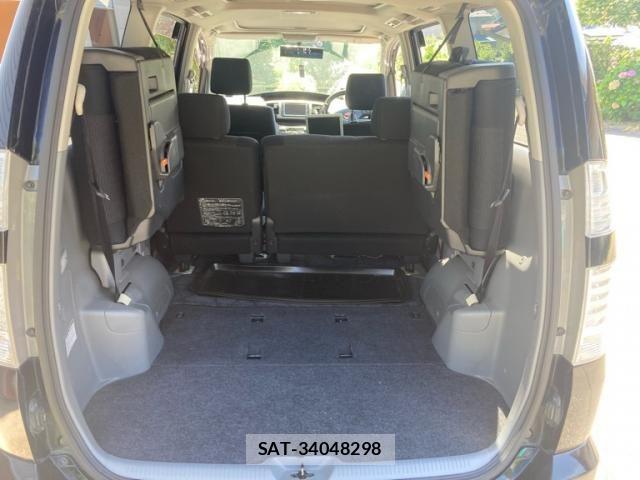 Toyota VOXY 2005-10 8338448-13