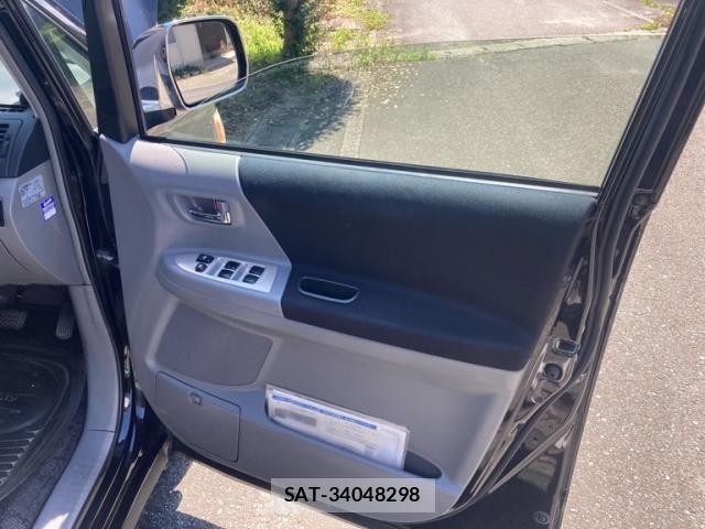 Toyota VOXY 2005-10 8338448-16