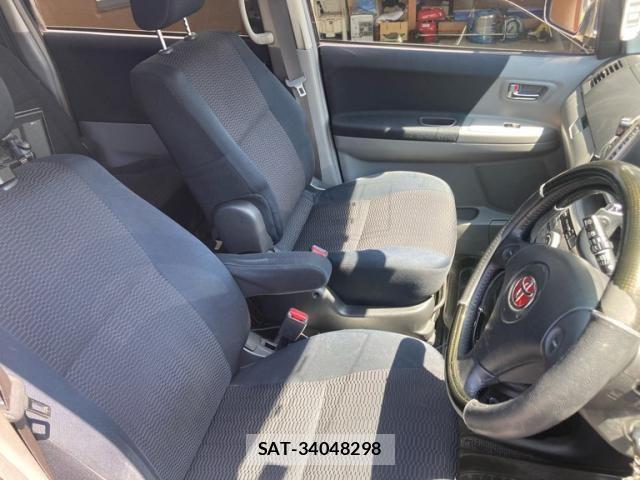 Toyota VOXY 2005-10 8338448-18