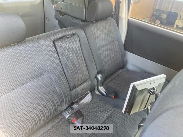 Toyota VOXY 2005-10 8338448-19