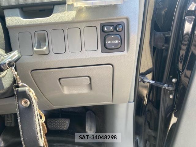 Toyota VOXY 2005-10 8338448-22