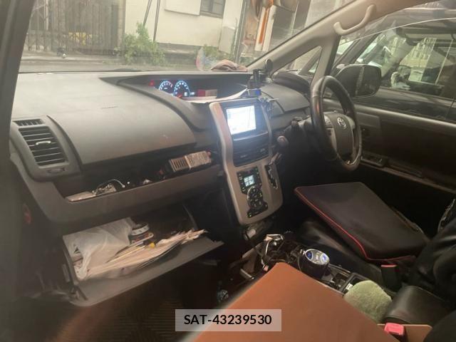 Toyota VOXY 2012-05 8338454-20