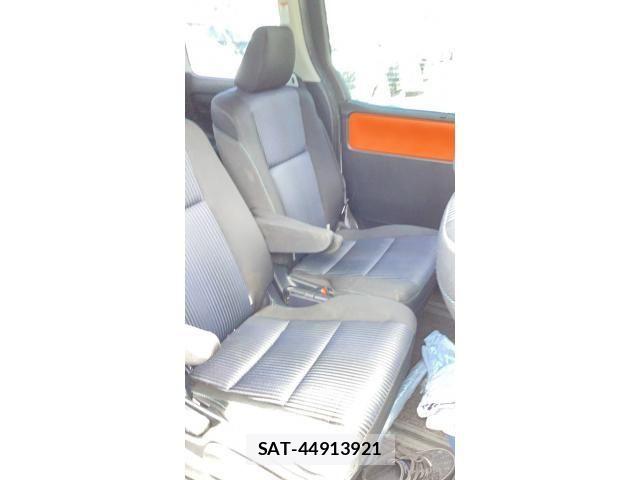 Toyota VOXY 2014-04 8338443-10