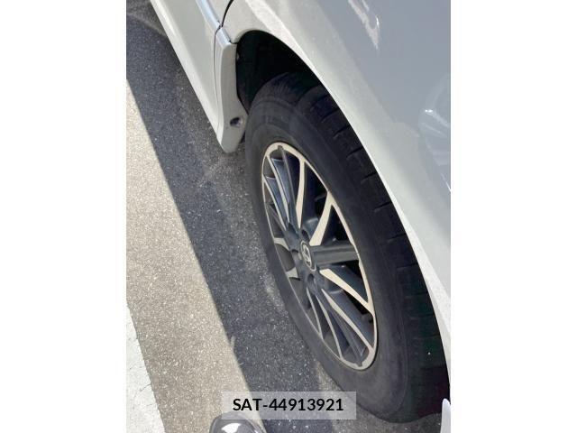 Toyota VOXY 2014-04 8338443-4