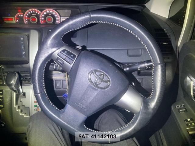 Toyota VOXY 2011-10 8338446-11