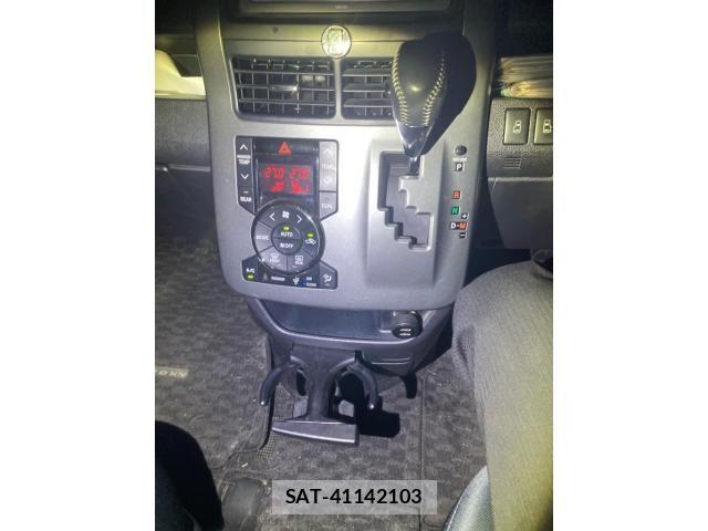Toyota VOXY 2011-10 8338446-15