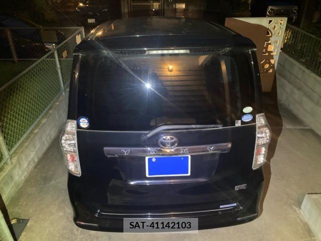 Toyota VOXY 2011-10 8338446-1