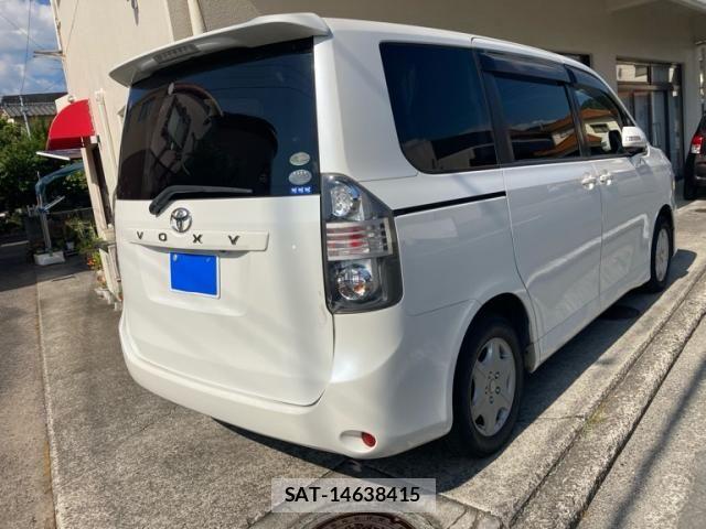 Toyota VOXY 2008-02 8338449-2
