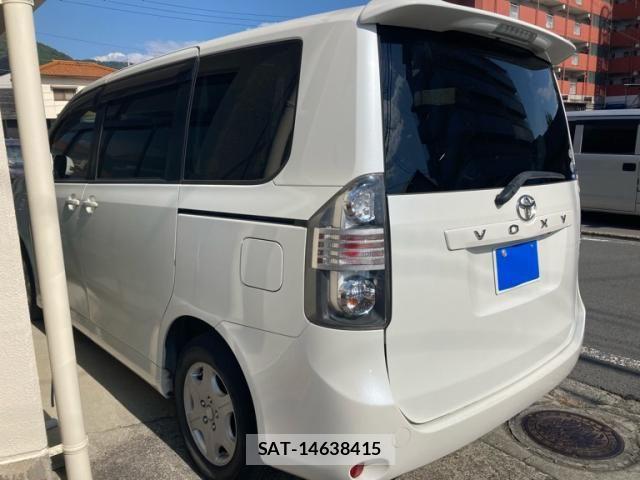 Toyota VOXY 2008-02 8338449-3