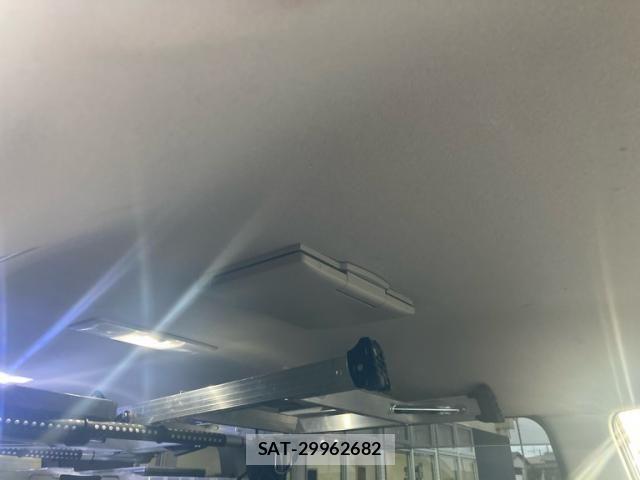 Toyota VOXY 2013-10 8338447-9