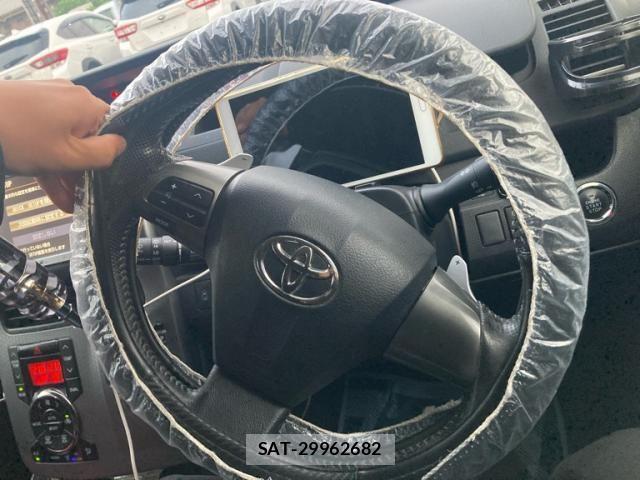 Toyota VOXY 2013-10 8338447-15