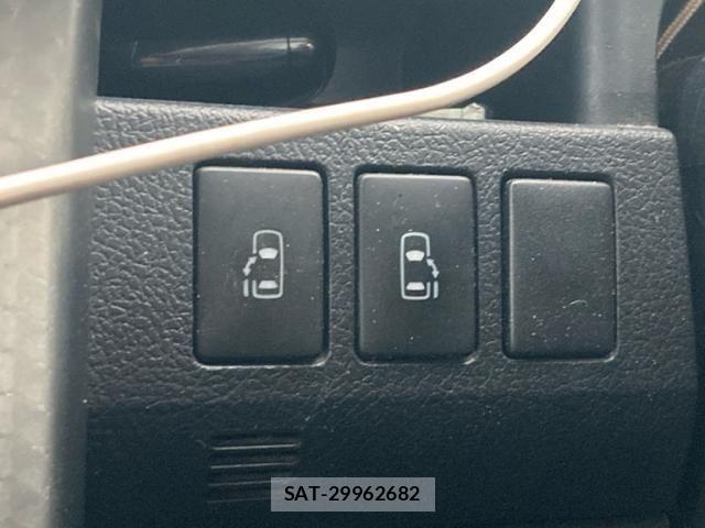 Toyota VOXY 2013-10 8338447-18