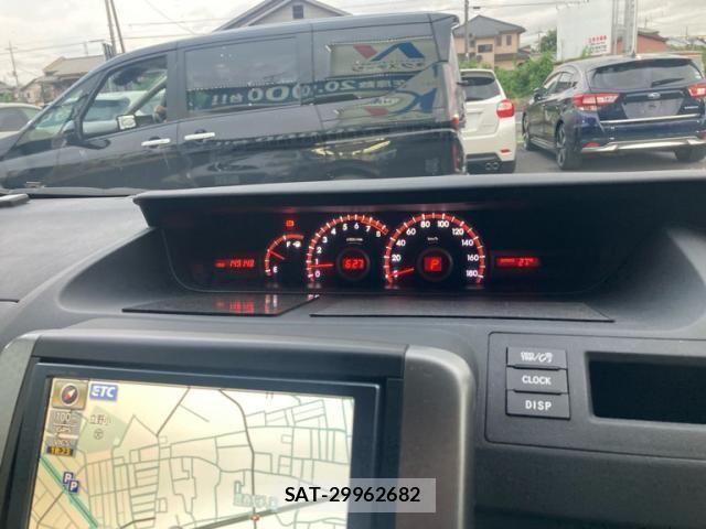 Toyota VOXY 2013-10 8338447-19