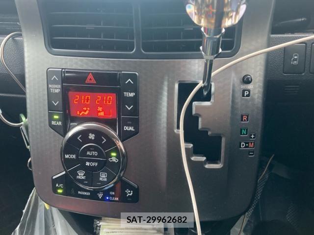 Toyota VOXY 2013-10 8338447-20