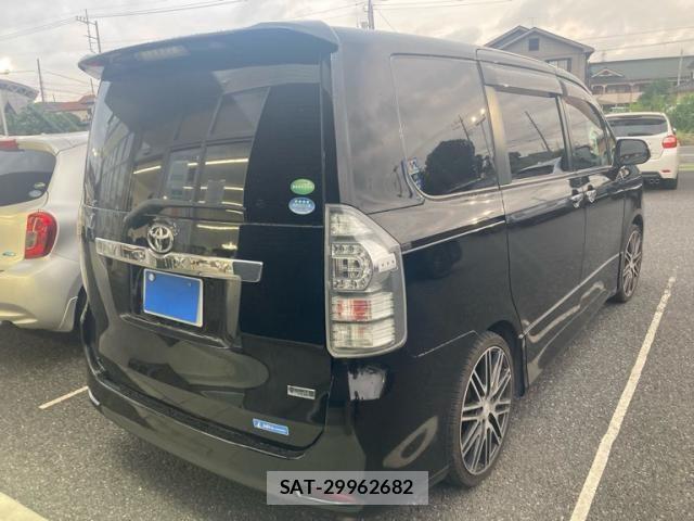 Toyota VOXY 2013-10 8338447-3