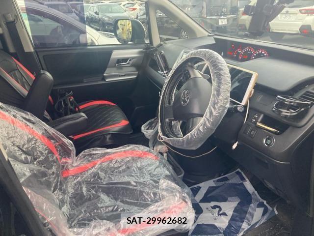 Toyota VOXY 2013-10 8338447-7