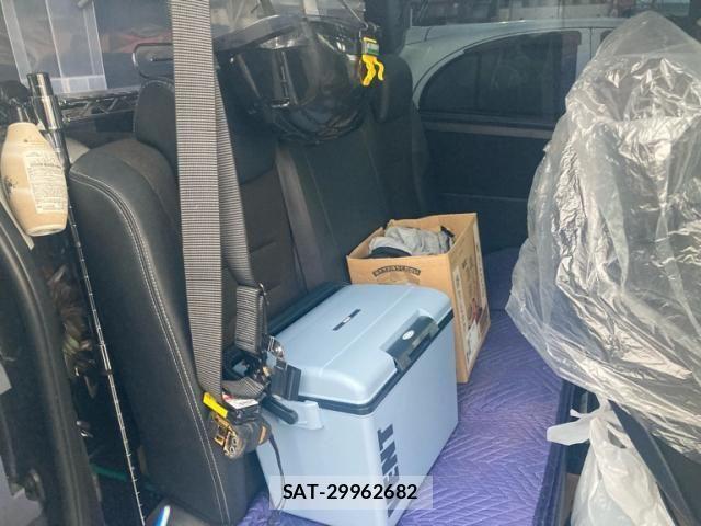 Toyota VOXY 2013-10 8338447-8