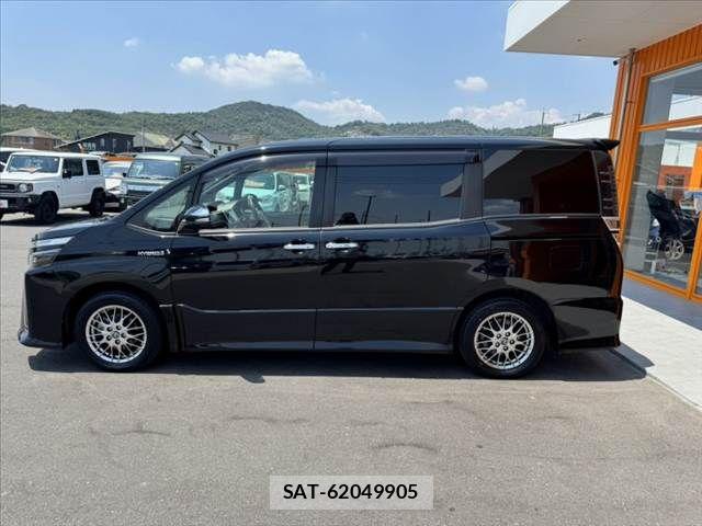Toyota VOXY 2019-02 8338437-11
