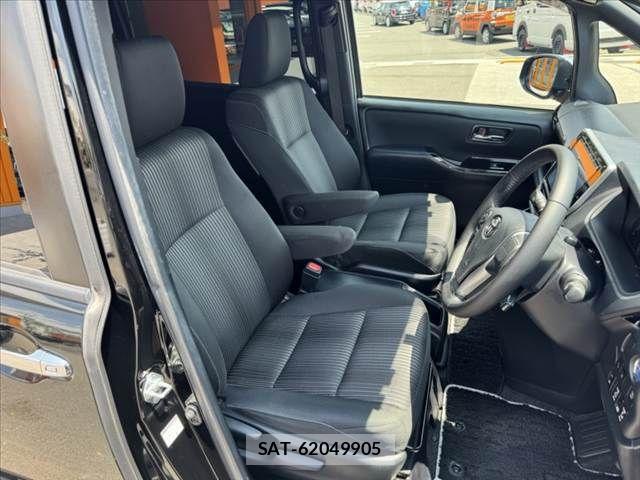 Toyota VOXY 2019-02 8338437-15