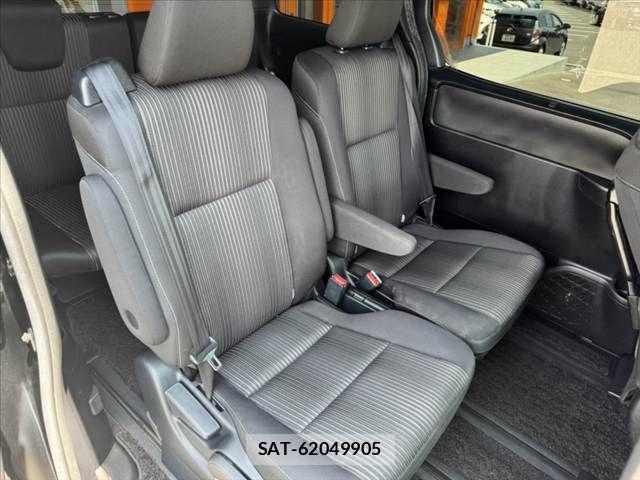 Toyota VOXY 2019-02 8338437-16