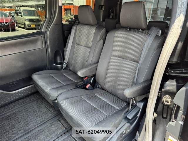 Toyota VOXY 2019-02 8338437-18
