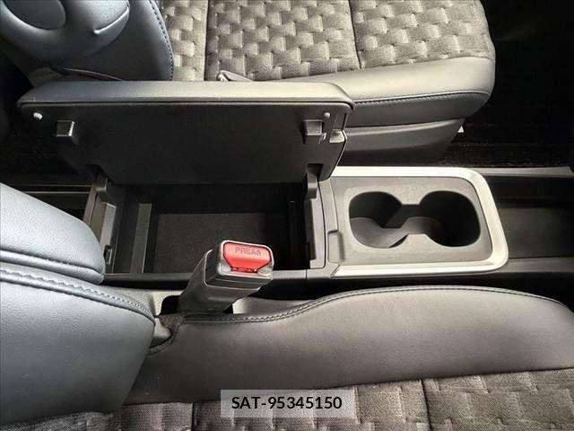 Toyota VOXY 2025-01 8338420-25