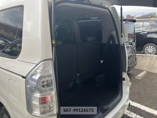 Toyota VOXY 2013-01 8338445-11