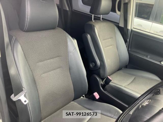 Toyota VOXY 2013-01 8338445-17