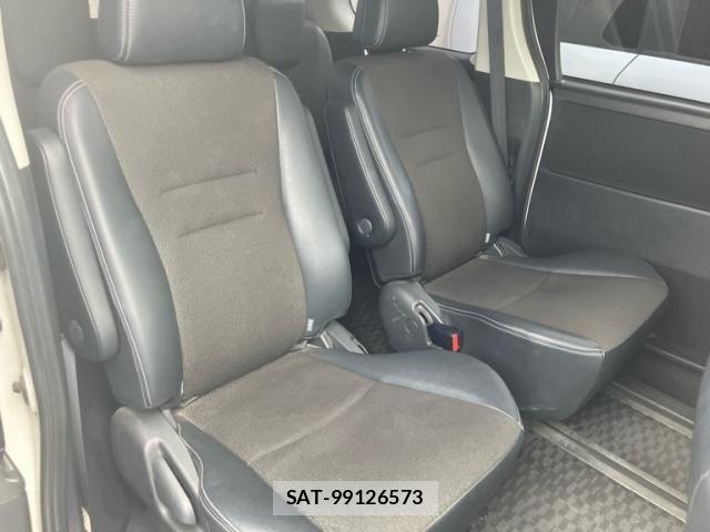 Toyota VOXY 2013-01 8338445-18