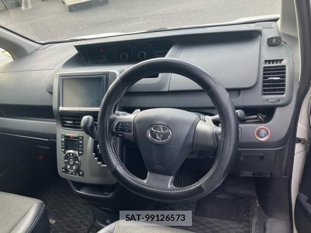 Toyota VOXY 2013-01 8338445-20