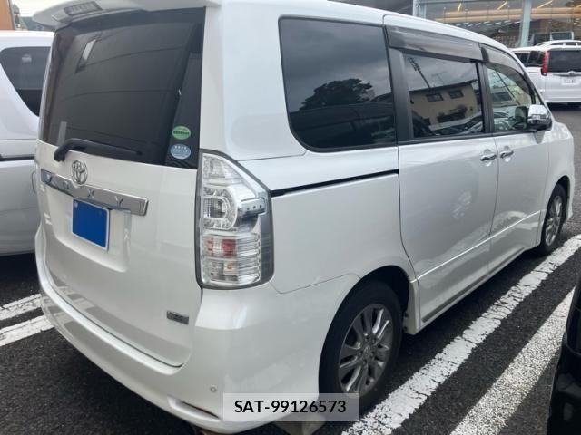 Toyota VOXY 2013-01 8338445-3