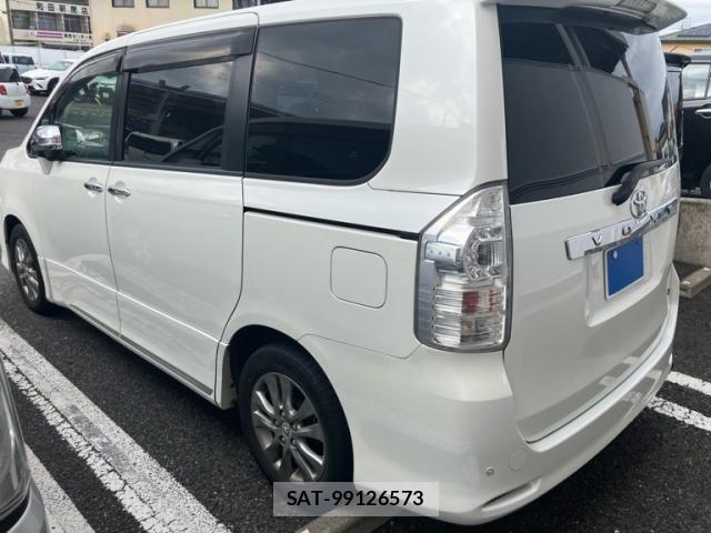 Toyota VOXY 2013-01 8338445-4