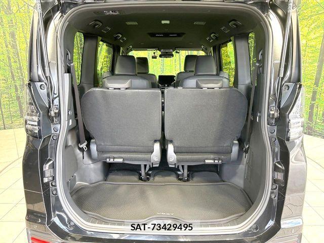 Toyota VOXY 2022-03 8338427-11