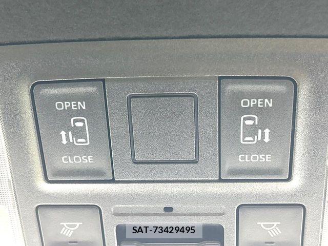 Toyota VOXY 2022-03 8338427-5