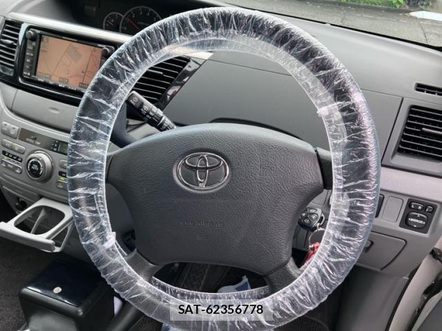 Toyota VOXY 2004-10 8338451-16