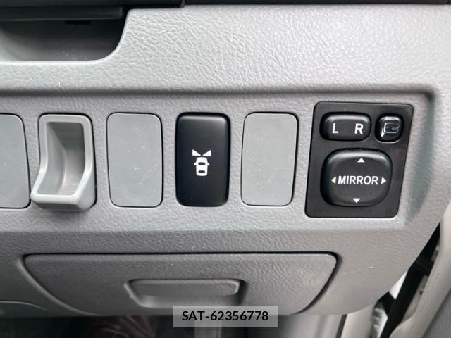 Toyota VOXY 2004-10 8338451-18