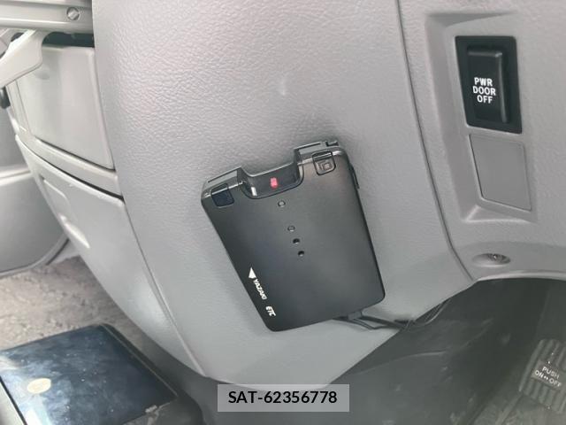 Toyota VOXY 2004-10 8338451-20