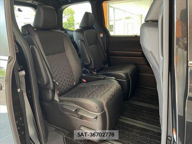 Toyota VOXY 2024-06 8338429-17