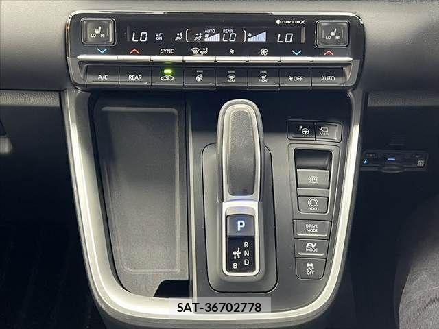 Toyota VOXY 2024-06 8338429-23